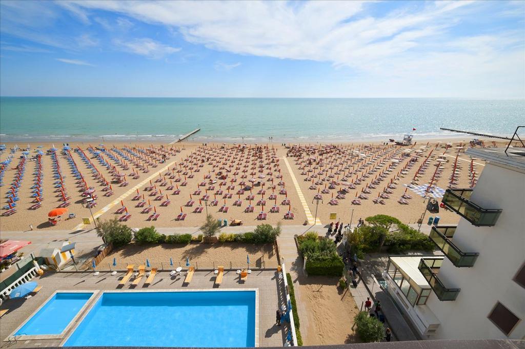 Hotel Tritone Jesolo Lido Exterior foto